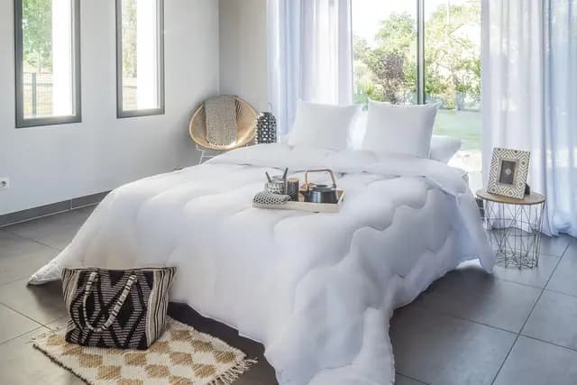 Blanrêve - Couette Cocooning et Chaude - Anti Acariens - pour lit de 2 Personnes - 240x220 cm - Blanc - Fabriqué en France