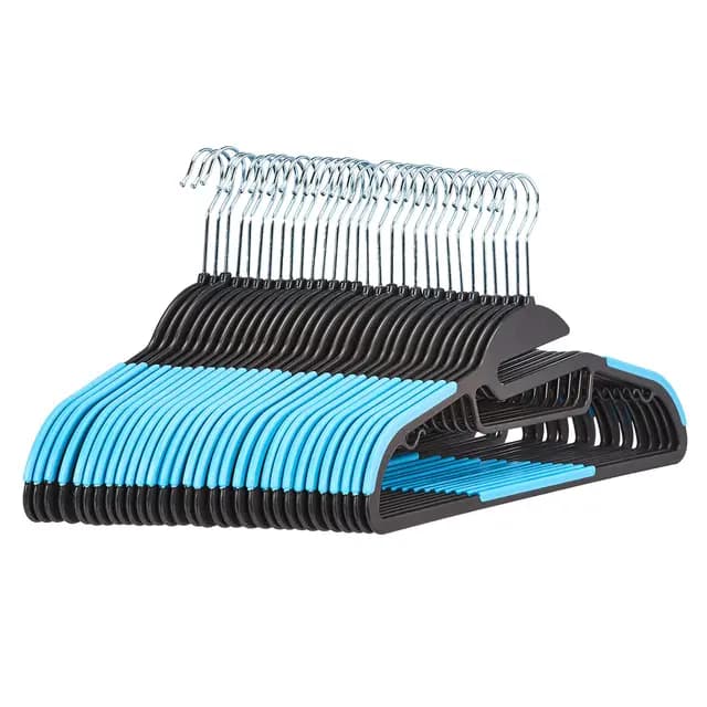 Amazon Basics Lot de 30 cintres en plastique ultra robustes antidérapants avec caoutchouc et barre horizontale, Bleu – Image 1
