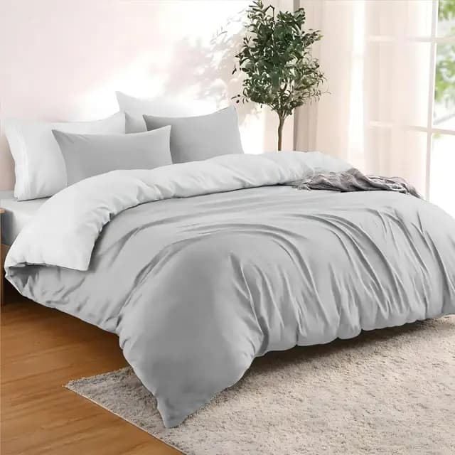Dreamzie - Housse de Couette 240x220 cm avec 2 Taie Oreillers 65x65 cm - Gris Clair/Blanc - Parure de Lit 240x220 en 100% Microfibre - 3 Pièces - Certifié sans Produits Chimiques (Oeko TEX)