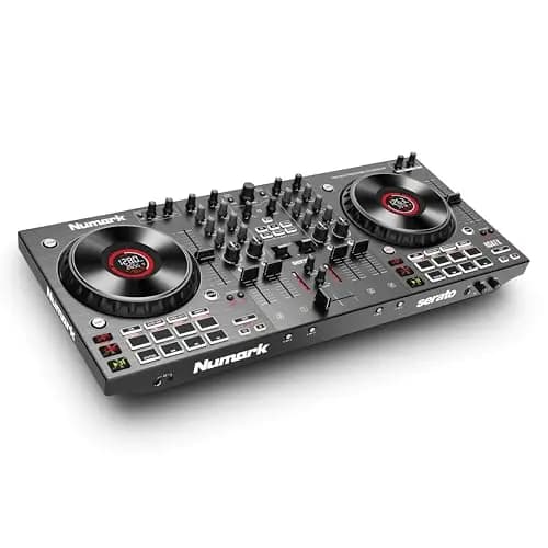 Numark NS4FX Contrôleur DJ 4 Canaux, Platines DJ Tactiles avec Écran, Pads et Effets Sonores, Sorties Cabine et Principale, Serato DJ Lite Inclus