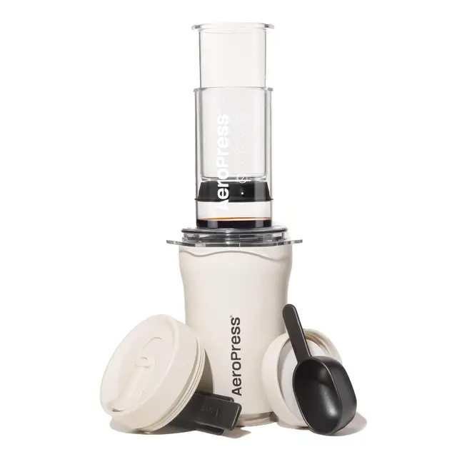 AeroPress Go Plus petite cafetière portable, idéale pour voyage, camping & bureau, cafetière à piston tout-en-un, cafetière manuelle filtre & expresso, infusion en 2 min, Crème