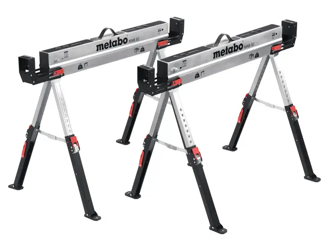 metabo MAB 82 Set de 2 Tréteaux de Chantier Pliants et Réglables en Hauteur, Support de Travail Robuste en Acier, Charge Maximale 590 kg par Tréteau, avec Poignée de Transport et Patins