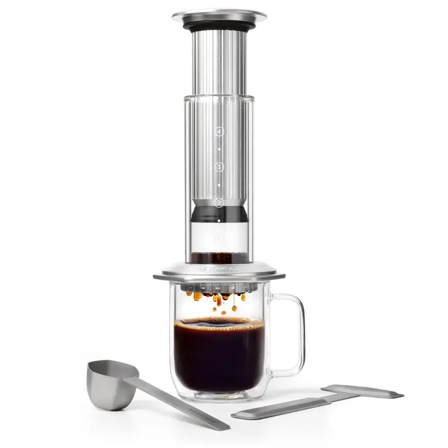 AeroPress cafetière à piston premium en verre, acier inoxydable et aluminium, tout-en-un, cafetière manuelle style filtre et expresso, infusion rapide en 2 minutes, Argent