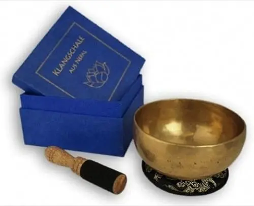Klangschale in blauer Geschenkbox S mit Lotus-Aufdruck und Zubehör: Traditionell gefertigte Klangschale in Geschenkbox mit Lotussymbol aus Nepal
