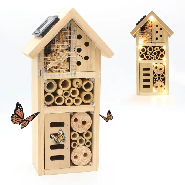 FISHTEC - Hôtel à Insecte Maison Solaire en Bois 10 LED Alimentées par Panneau de Pin Massif À Poser ou Suspendre Refuge Toutes Saisons Coccinelle, Papillon, Abeille, etc.