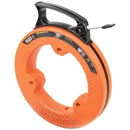 Klein Tools 56335 | Ruban tire-câbles acier large 1/4 po x 25 ft (~7,6 m) | Acier ressort haute teneur en carbone | Revêtement protecteur | Marquages gravés | Pointe plastique profil fin