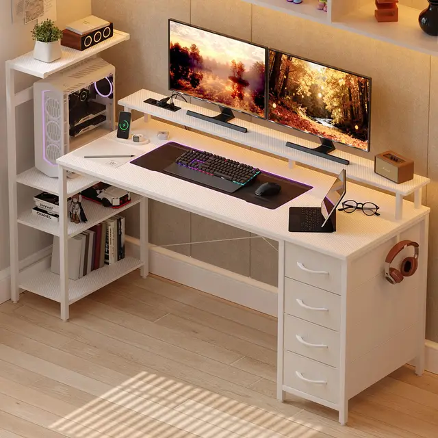 YOUDENOVA Table de Jeu avec éclairage LED et Prise, 150 x 50 cm, Bureau d'ordinateur avec tiroirs, Fibre de Carbone, Blanc