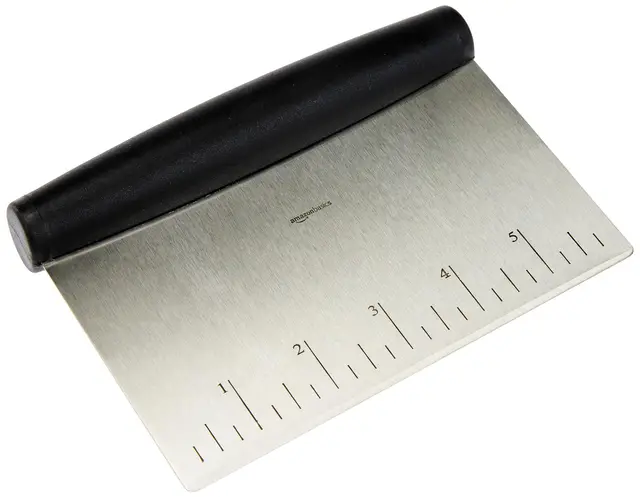 Amazon Basics Coupe pâte de boulanger en acier inoxydable, 15.5 cm, Noir, Argenté