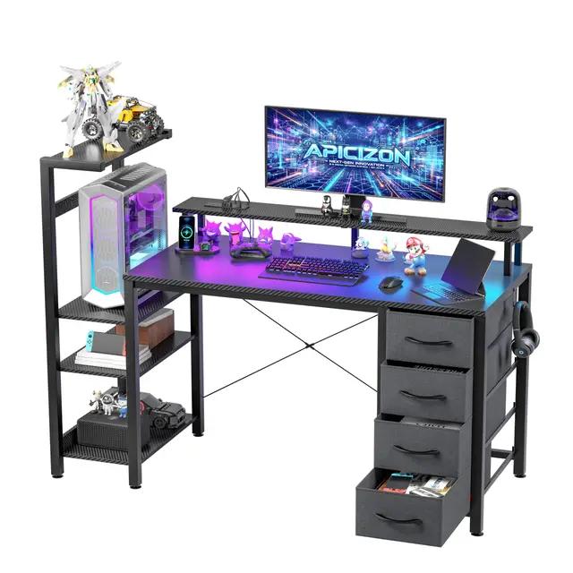APICIZON Bureau Gaming 130 x 50 cm avec Étagère Réversible, Support Moniteur, LED RGB, Station de Charge avec 2 USB et 2 Prises, Support Casque et Porte-Gobelet, Bureau PC Gamer Noir