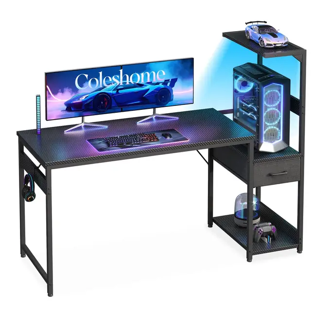 Coleshome Bureau Gaming avec Éclairage LED, 137×48 cm Bureau Gamer avec Rangement Tiroirs et Étagères, Bureau Informatique Réversible avec Patère pour Casque, Noir Fibre de Carbone