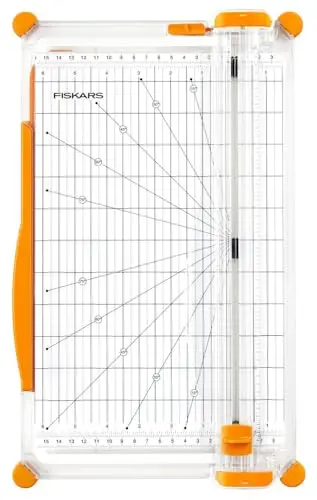 Fiskars Massicot SureCut, A4, Base Large, Grande Capacité avec Ligne de Coupe, Blanc/Orange, 1077980