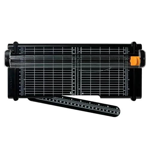 Fiskars Massicot SureCut A4 - 30 cm, Recyclée, Lame avec revêtement en titane, Écologique, 1004639, Noir